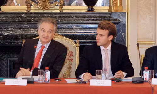 Sau khi học xong trung học, ông Macron (phải ảnh) theo học tại nhiều trường đại học danh tiếng như Đại học Paris X-Nanterre, Viện Nghiên cứu Chính trị (IEP) tại Paris, Trường Hành chính Quốc gia....Ông đã làm nhiều công việc với những vị trí khác nhau, trong đó có khoảng thời gian làm việc cho nhiều chính trị gia nổi tiếng của Pháp như Tổng thống Francois Hollande.