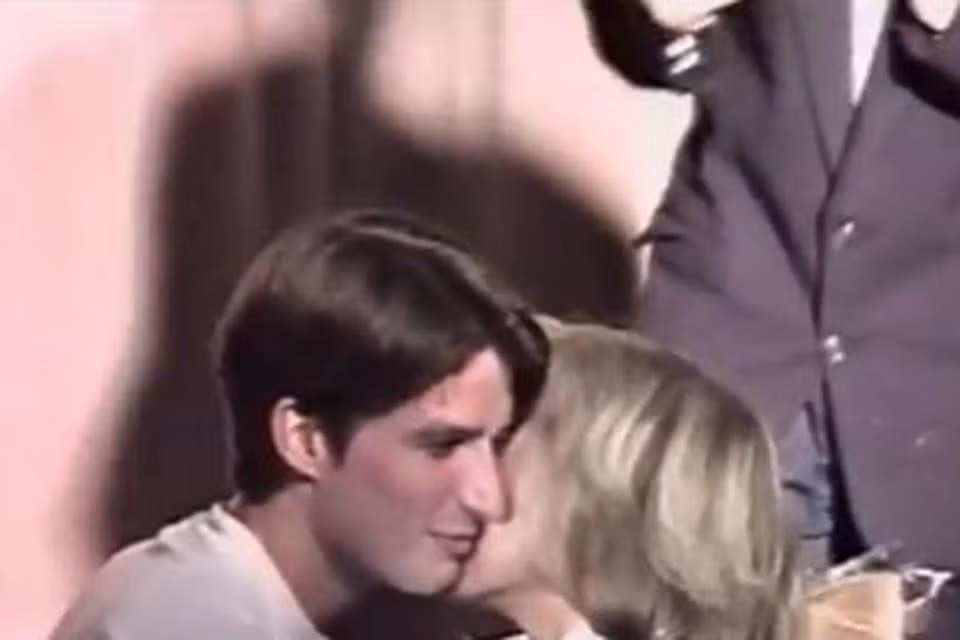 Trong ảnh là Tổng thống Macron năm 15 tuổi ghé sát mặt hôn cô giáo Brigitte Trogneux, nay là vợ ông, sau một buổi biểu diễn hồi tháng 5/1993.