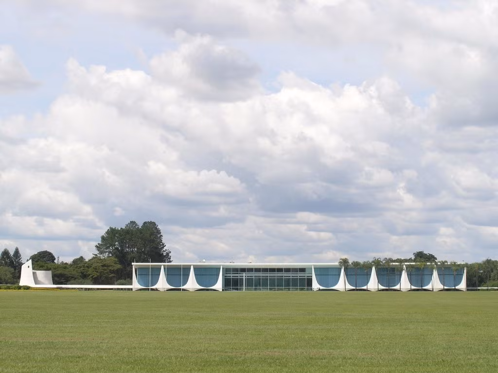 Tòa nhà Palacio da Alvorada ở thủ đô Brasilia, Brazil là kiệt tác mang hơi thở hiện đại. Được thiết kế bởi kiến trúc sư nổi tiếng Oscar Niemeyer, nơi ở chính thức của Tổng thống Brazil xây dựng vào năm 1957. Ngoài phòng họp, thư viện và phòng tiệc, tòa nhà này còn có rạp chiếu phim, sân bay trực thăng, phòng chơi game và nhà nguyện.