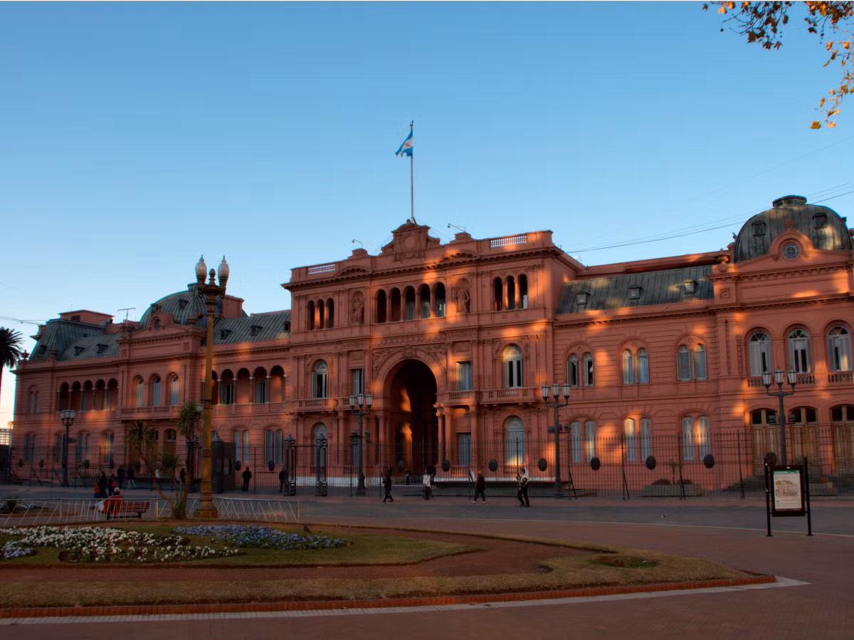 Casa Rosada - Nhà Hồng nằm tại trung tâm thủ đô Buenos Aires, Argentina. Cung điện của Tổng thống ở phía đông quảng trường Plaza de Mayo, tạo ra cảm giác thân thiện với du khách và người dân địa phương. Màu hồng của tòa nhà được tạo ra nhờ sơn trắng trộn với máu bò để chống ẩm.