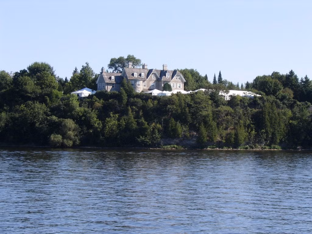 Nhà số 24 Sussex Drive là nơi ở chính thức của thủ tướng Canada. Tòa nhà này mang nét mộc mạc và cổ điển bởi phong cách kiến trúc của người Norman.