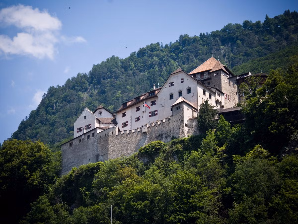 Cung điện Vaduz ở Liechtenstein là nơi ở của Hoàng tử Hans-Adam II. Công trình này xây dựng từ thế kỷ 12.