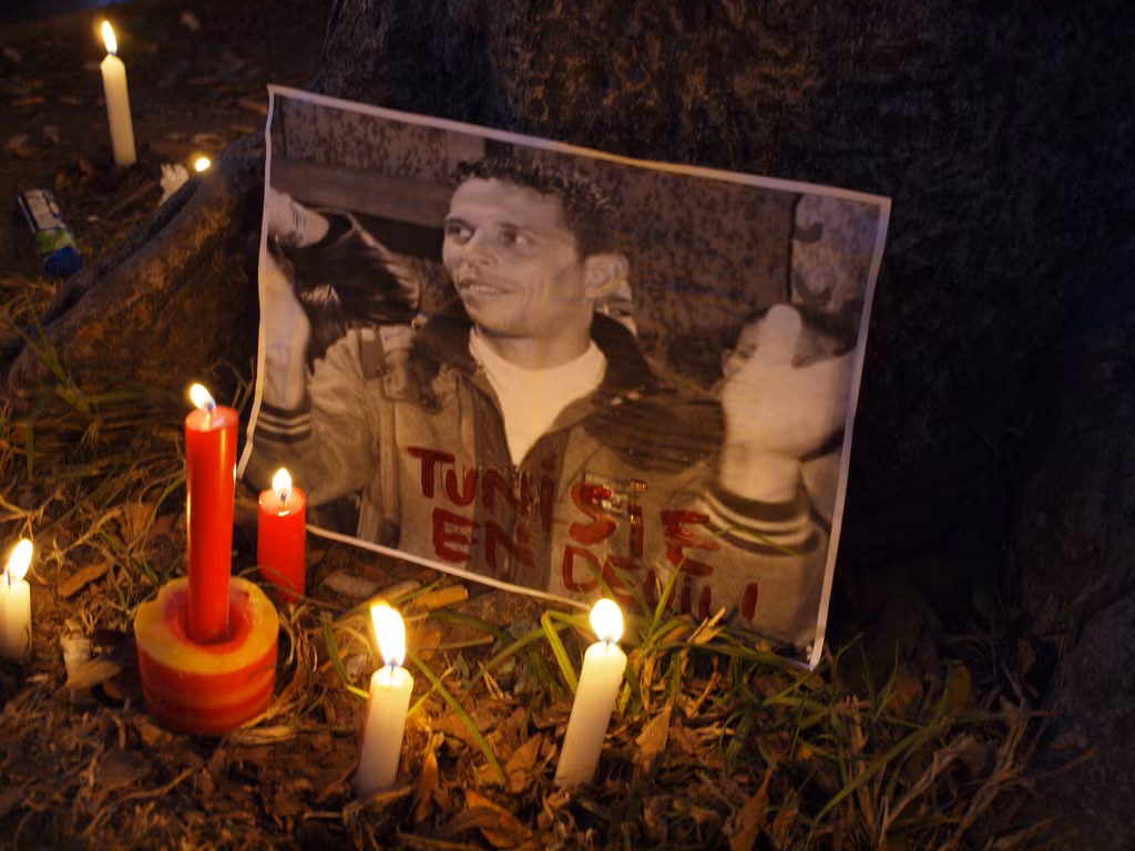 Anh Bouazizi đã có hành động như vậy sau khi bị cảnh sát tịch thu hàng hóa, mất kế sinh nhai. 2 tuần sau sau khi tự thiêu, anh Bouazizi chết vì bị thương nặng.
