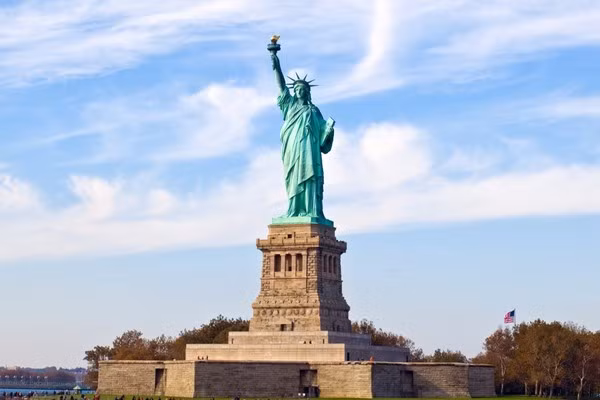 Tượng Nữ thần Tự do nổi tiếng thế giới nằm trên đảo Liberty, New York, Mỹ. Với chiều cao 93m (tính từ mặt đất đến đỉnh ngọn lửa), bức tượng này là món quà Pháp tặng cho Mỹ.