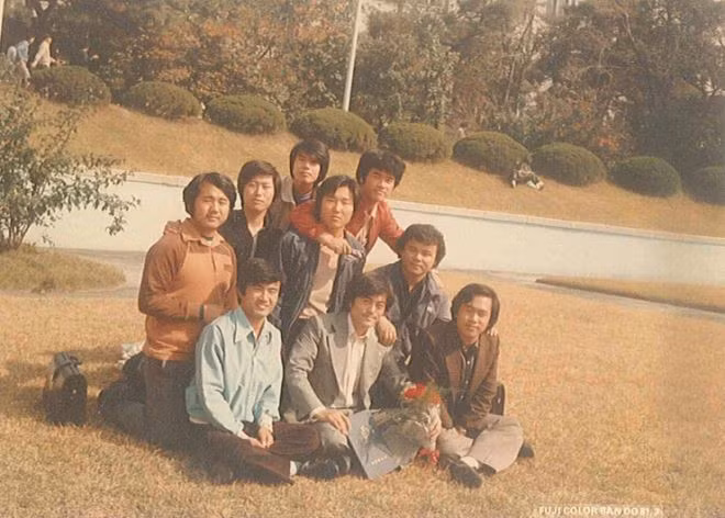 Ông Moon Jae In (ngồi hàng đầu, ở giữa) trong thời gian học đại học.