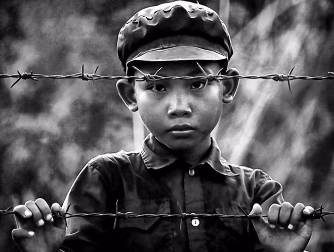 Thảm họa diệt chủng Pol Pot là một trong những tội ác chống nhân loại gây ám ảnh kinh hoàng. Cụ thể, khi Pol Pot và đội quân Khmer Đỏ nắm quyền kiểm soát Campuchia tháng 4/1975, thảm họa diệt chủng tàn khốc diễn ra. Theo đó, Khmer Đỏ đã ra lệnh sơ tán dân khỏi tất cả thành phố và thị trấn, đưa những người dân thành thị tới những vùng nông thôn để làm việc như những nông dân.
