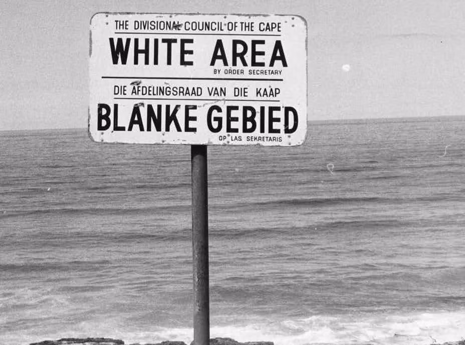 Chủ nghĩa phân biệt chủng tộc "Apartheid" từng tồn tại ở Nam Phi từ năm 1948 - 1991. Trong tiếng Nam Phi, “Apartheid” có nghĩa là “tình trạng bị phân biệt”. Sự phân biệt chủng tộc đối với người da đen ở Nam Phi đã trở thành một tội ác tàn bạo, gây ảnh hưởng lớn đến mọi mặt đời sống ở Nam Phi.