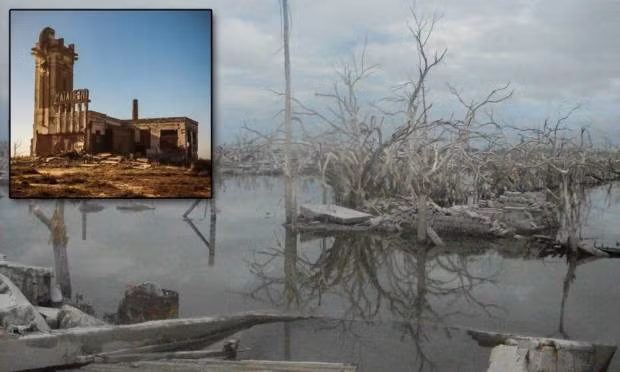 Villa Epecuen ở Argentina trở thành thị trấn ma sau khi 1/2 thành phố này bị nhấn chìm dưới mực nước 10m vào năm 1993. Đến năm 2009, nước rút dần và thành phố Villa Epecuen nổi lên với hình ảnh hoang tàn.