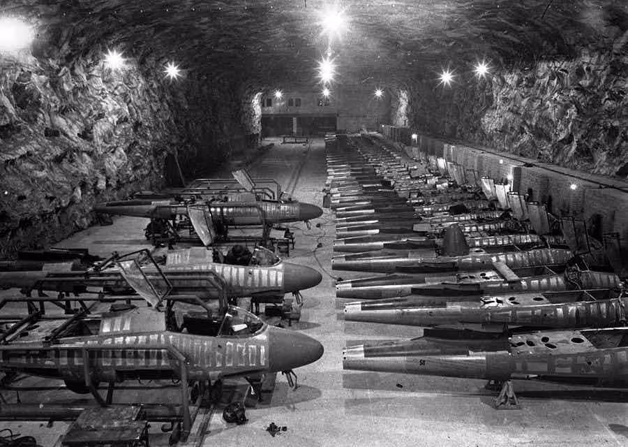 Trong khi kiểm tra một hầm mỏ ở Tarthun năm 1945, lính Mỹ đã phát hiện một nhà máy khổng lồ dưới lòng đất của Đức quốc xã, Khi vào bên trong, họ phát hiện nhiều máy bay, vũ khí của Đức quốc xã được sản xuất ở đây.