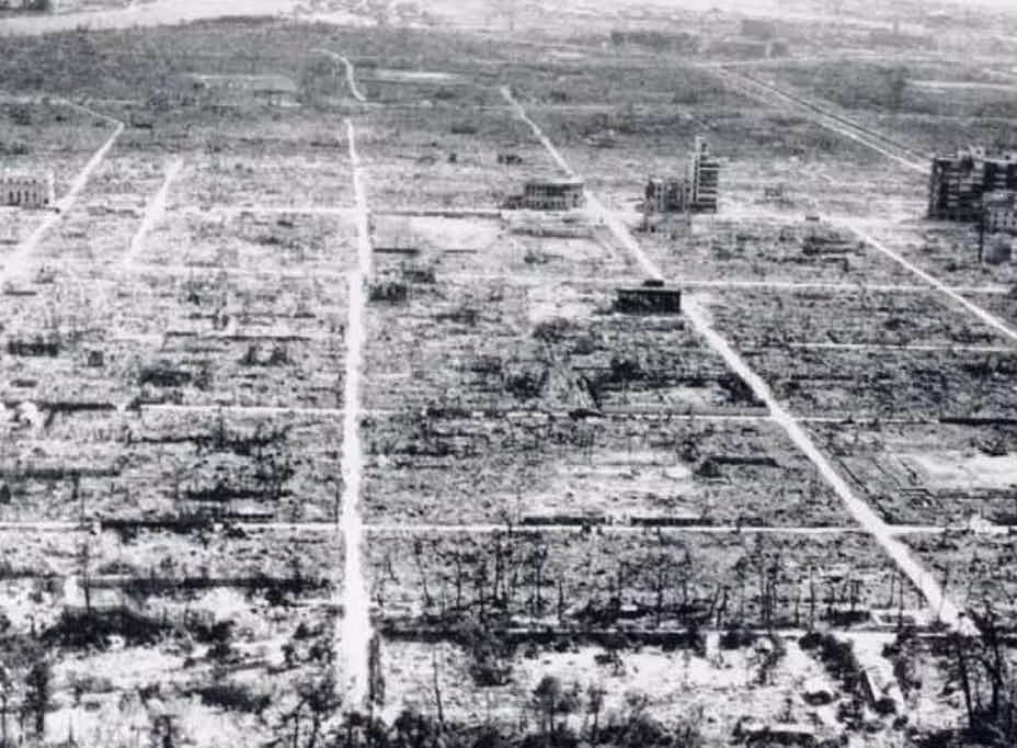 Thành phố Hiroshima, Nhật Bản gần như bị xóa sổ hoàn toàn sau khi Mỹ ném bom hạt nhân xuống nơi đây. Hàng ngàn người dân Nhật Bản thiệt mạng và nhiều công trình, tòa nhà, đường xá... bị phá hủy.