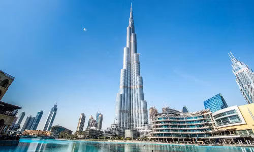 Tòa nhà cao nhất: Với độ cao khoảng 823 m, nóc tòa nhà Burj Khalifa ở Dubai (Các Tiểu vương quốc Ả Rập Thống nhất) sẽ là địa điểm cao nhất du khách có thể đặt chân tới mà không cần máy bay. Ảnh: Getty Images.