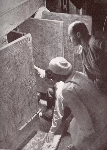 Người Ai Cập cổ đại đã chôn cất các pharaoh trong các ngôi mộ được thiết kế kỳ công để bảo vệ giấc ngủ ngàn thu của họ. Những ngôi mộ này thường có lối ra được đóng kín bằng một phiến đá lớn mà những kẻ trộm mộ khó có thể di chuyển.