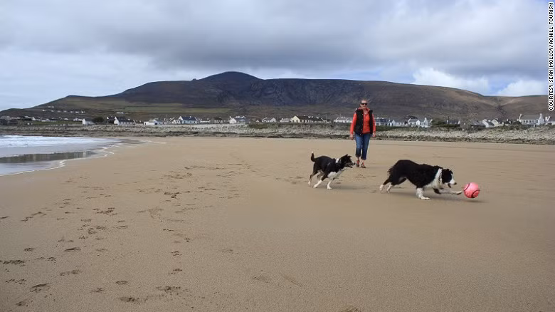 Theo CNN, bãi biển ở Ireland được nhắc đến ở trên nằm gần ngôi làng nhỏ Dooagh trên đảo Achill. Đây là hòn đảo lớn nhất của Ireland với số dân khoảng 3.000 người. Hòn đảo này nổi tiếng với nhiều bãi biển tuyệt đẹp.