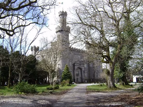 Lâu đài Charleville nằm ở hạt Offaly, Ireland được cho là địa điểm bị ma ám rùng rợn. Theo một số câu chuyện, lâu đài này bị linh hồn một cô gái ngã xuống từ tòa tháp cao nhất ám.