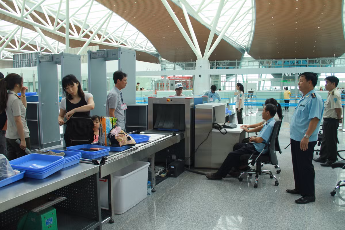 Theo thông tin trên Zing, công trình sẽ đáp ứng tối đa 1.600 hành khách vào giờ cao điểm. Sau khi có ga quốc tế mới, nhà ga hiện tại của sân bay Đà Nẵng chuyển thành ga nội địa. Ảnh: Hải quan Việt Nam.