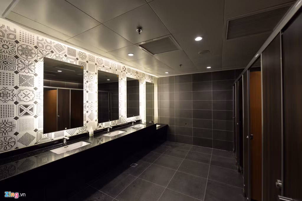 Toilet được thiết kế với nhiều loại gam màu, sử dụng vật liệu xây dựng hiện đại, trang trí bắt mắt. Ảnh: Zing.