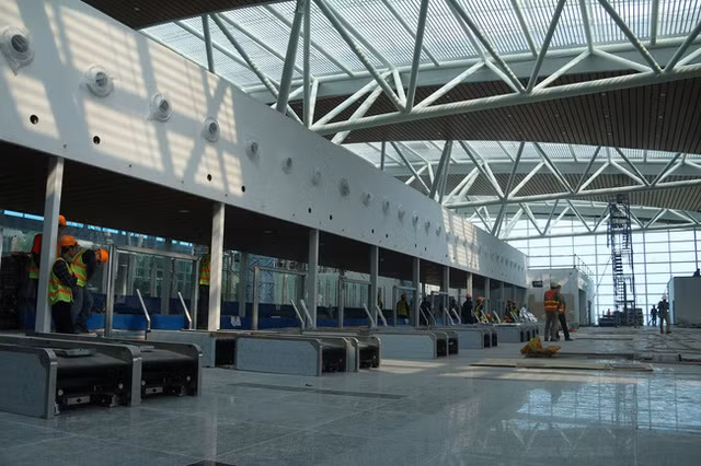 Dự kiến khánh thành vào ngày 19/5 tới nhưng ngay từ 9/5, hãng hàng không Vietnam Airlines đã bắt đầu cho khai thác tất cả chuyến bay quốc tế đến và đi chuyển từ ga hành khách T1 sang ga mới T2. Ảnh: báo Thời đại.