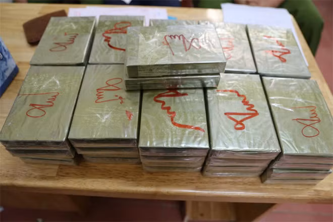 “Cuu van” van chuyen 52 banh heroin gia 100 trieu sa luoi-Hinh-3