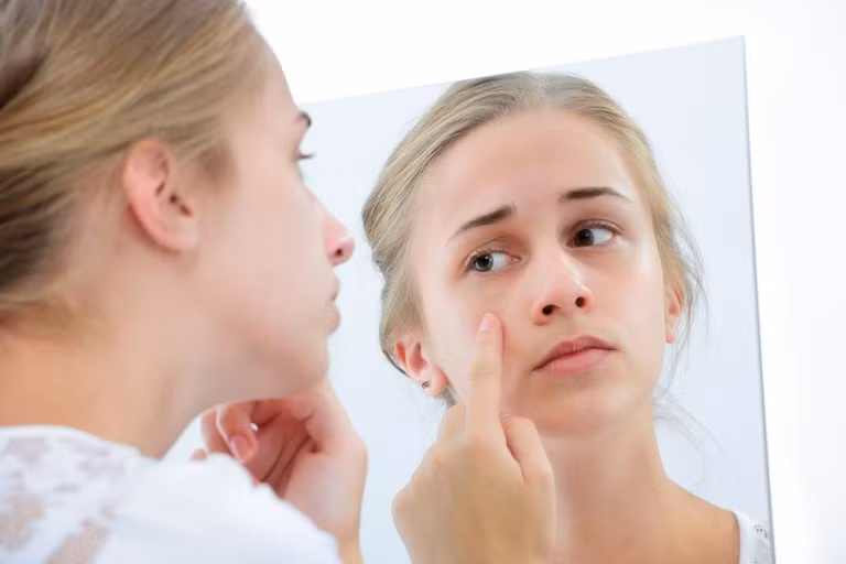 Các chuyên gia y tế khuyến cáo, cha mẹ cho trẻ ăn các thức ăn, đồ uống không rõ nguồn gốc sản xuất, có chứa các chất phụ gia, chất tạo màu, tạo mùi sẽ phá vỡ tuyến nội tiết, gây hại cho gan, thận, làm thay đổi hormone khiến trẻ gái dậy thì sớm còn trẻ trai bị ảnh hưởng đến khả năng sinh cũng như làm tăng nguy cơ dị tật cơ quan sinh dục.