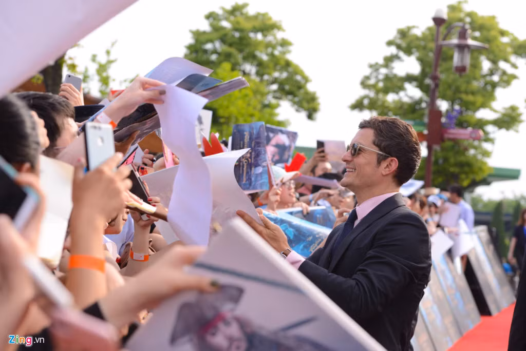 Orlando Bloom dành nhiều thời gian hơn cho fan trên thảm đỏ, thay vì trả lời các câu hỏi phỏng vấn của giới báo chí.