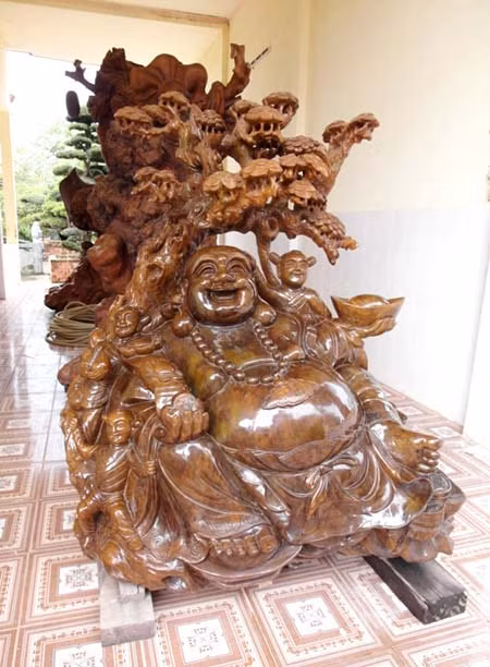 Là một Phật tử nên xung quanh dinh thự của đại gia Trầm Bê có rất nhiều tượng Di Lặc bằng gỗ nguyên khối. Ảnh: Vietnamnet.