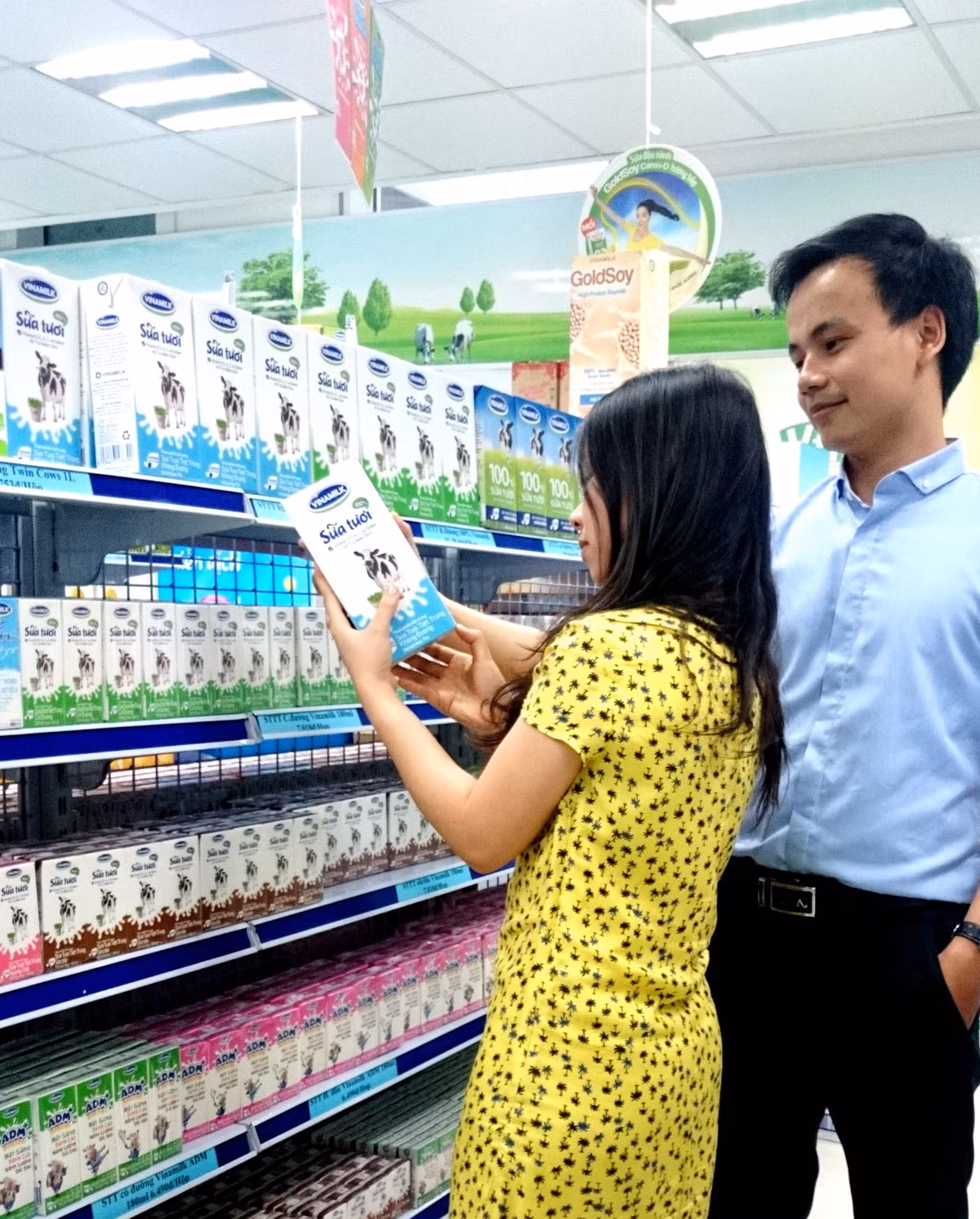 Sữa tươi Vinamilk 100% đứng đầu về cả sản lượng bán ra lẫn doanh số bán ra trong phân khúc nhóm các nhãn hiệu sữa tươi.Trong năm 2014, Vinamilk đã sản xuất và đưa ra thị trường gần 5 tỉ sản phẩm sữa các loại phục vụ cho người tiêu dùng cả nước.
