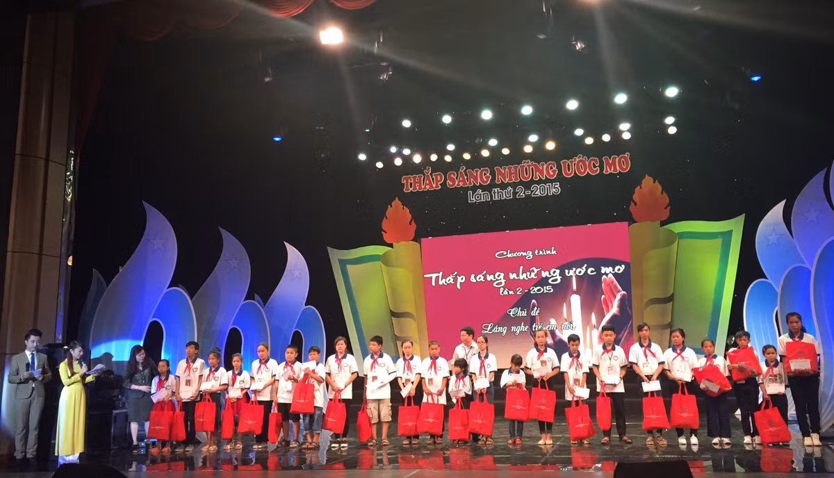 Trao 1.000 phan qua cho tre em ngheo