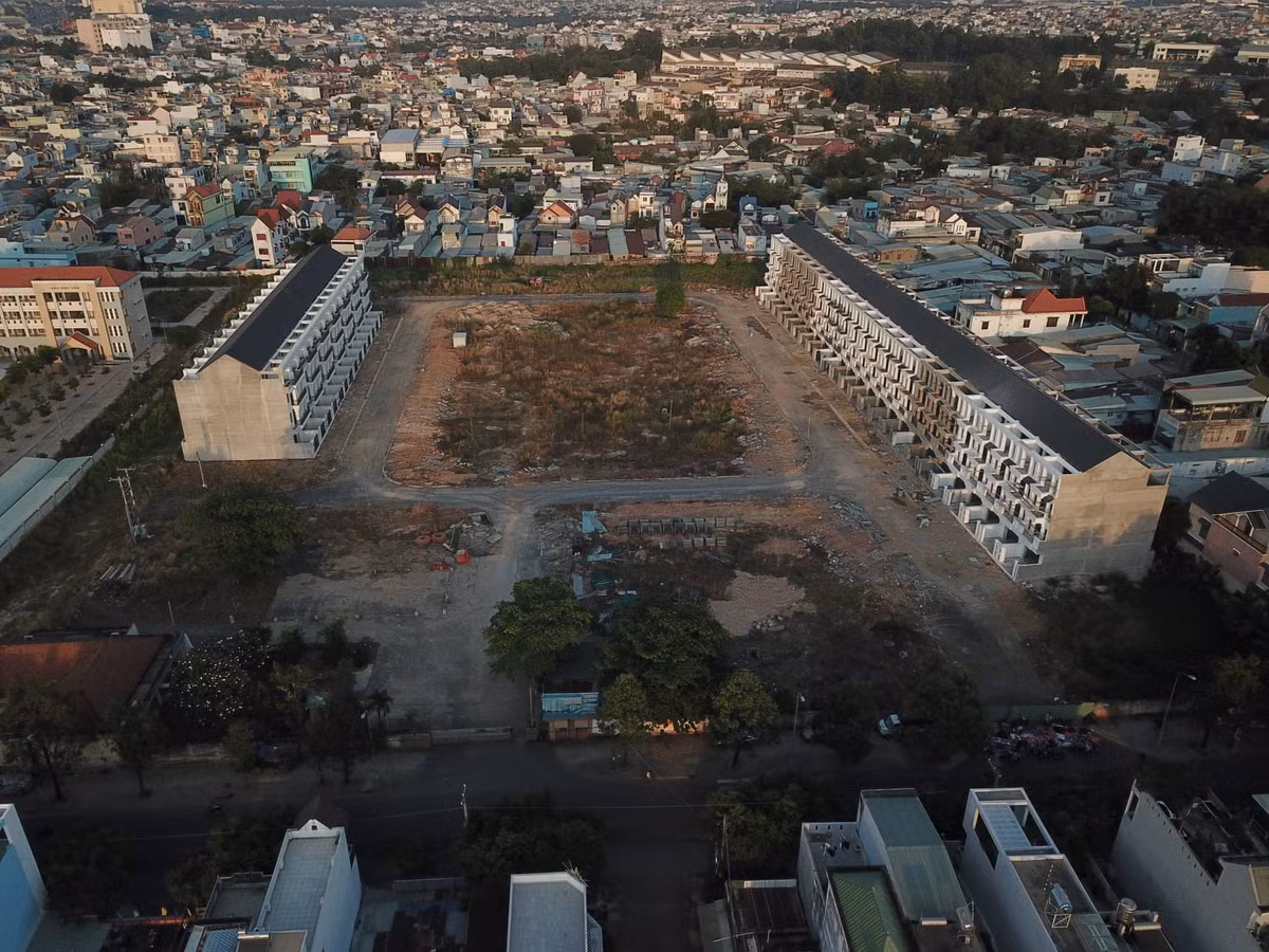 Cuối năm 2019, khi Bộ Công an đang điều tra dự án này, UBND tỉnh Đồng Nai đã dừng toàn bộ dự án, với lý do để làm các thủ tục chuyển đổi mục tiêu dự án từ nhà ở thương mại sang nhà ở xã hội theo đúng quy định của pháp luật. (Ảnh: Báo Đồng Nai).
