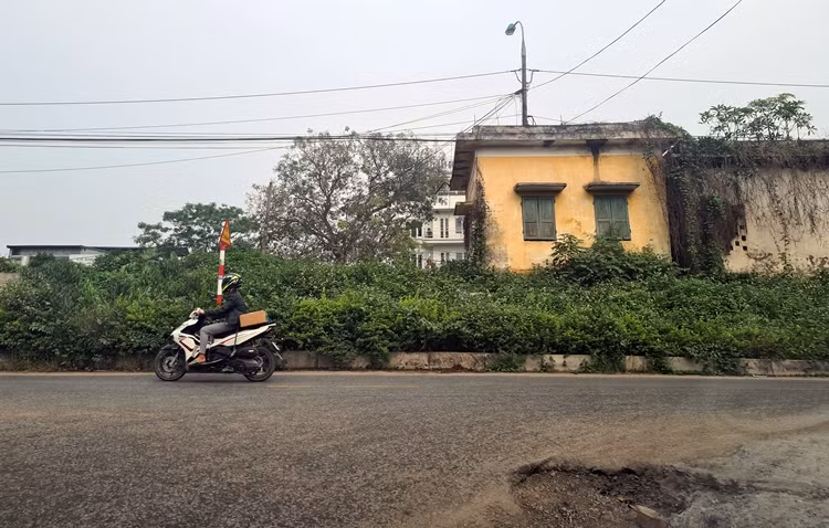 Nhiều vị trí mặt đường đê Nguyễn Khoái cũng bị những chiếc xe siêu trọng tải “cày nát”.
