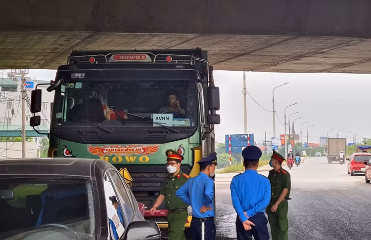 Điển hình là tài xế điều khiển chiếc xe tải cơi nới thành thùng, mang biển kiểm soát 29H-564.18, phía trước kính xe gắn lô gô “AVHN”, cố thủ nhiều giờ trên xe, để gọi điện “cầu cứu”.