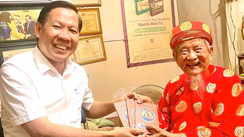 Nhà nghiên cứu Nguyễn Đình Tư nhận Giải thưởng Sách Quốc gia Nha nghien cuu Nguyen Dinh Tu nhan Giai thuong Sach Quoc gia