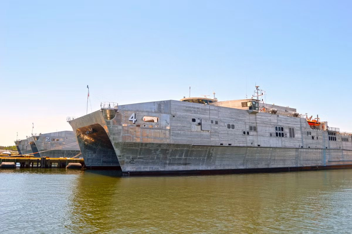 Tàu USNS Fall River (T-EPF-4) đang ở thăm Đà Nẵng thuộc lớp tàu vận tải cao tốc rất độc đáo của Hải quân Mỹ - lớp Spearhed - toàn chương trình được khởi động từ năm 2010 với đơn giá mỗi chiếc lên tới 180 triệu USD. Nguồn ảnh: Navalsource
