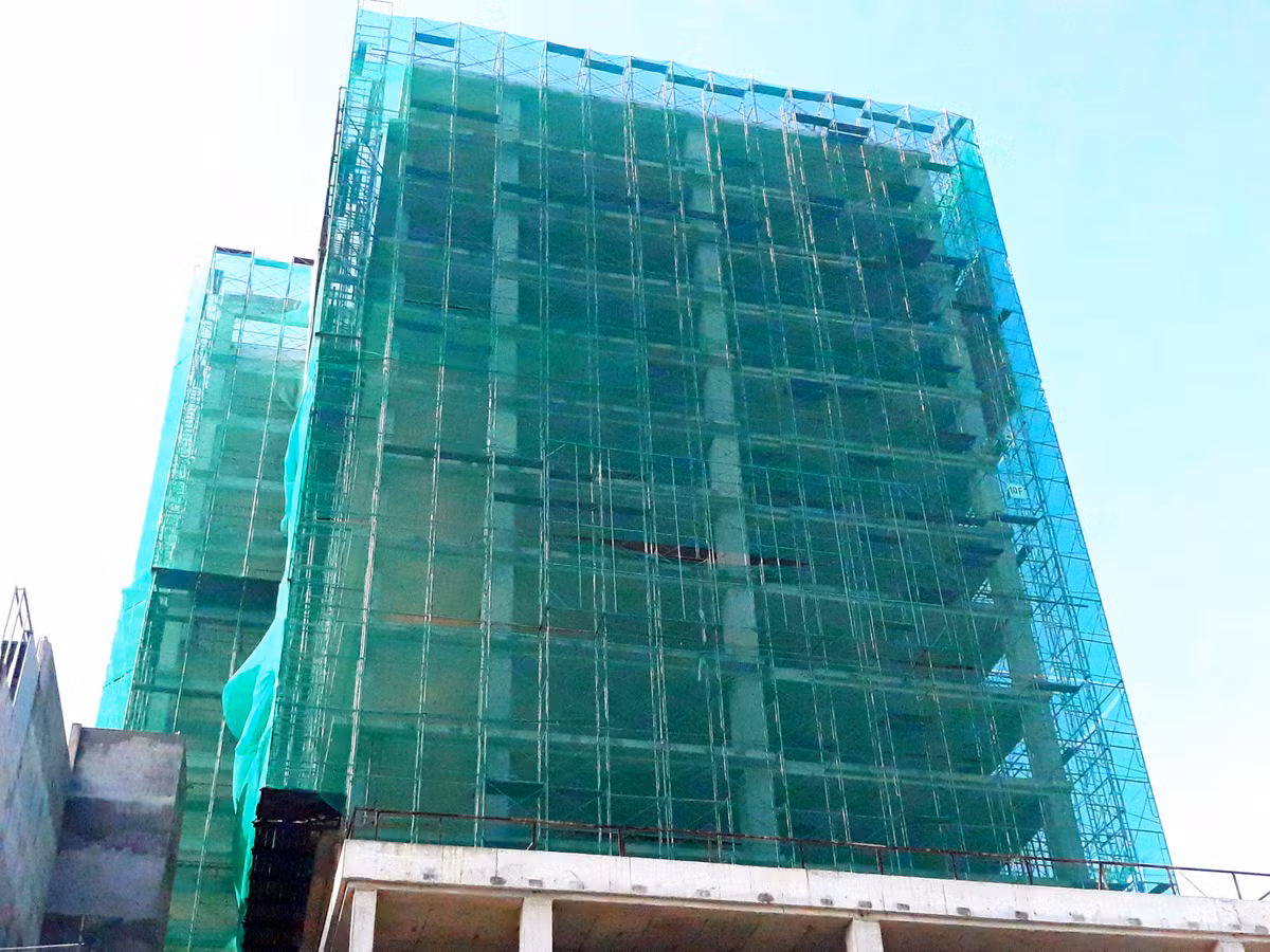Hiện đã qua thời gian dự kiến hoàn thành từ lâu, nhưng Mercure Hà Nội vẫn là công trường ngổn ngang, vắng lặng, không có bóng dáng nhân công nào.