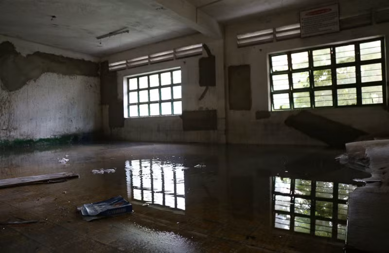 Nhiều phòng học bị tốc mái, nước mưa đọng ngập phòng cộng với bụi bẩn nên bốc mùi hôi