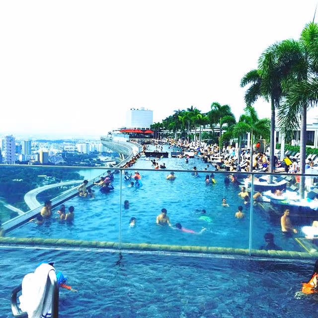 Từ bể bơi có thể phóng tầm mắt ngắm nhìn vịnh Đà Nẵng, bán đảo Sơn Trà, bờ biển Nguyễn Tất Thành và trung tâm thành phố. Ảnh: hoabinhgreencitys.com.