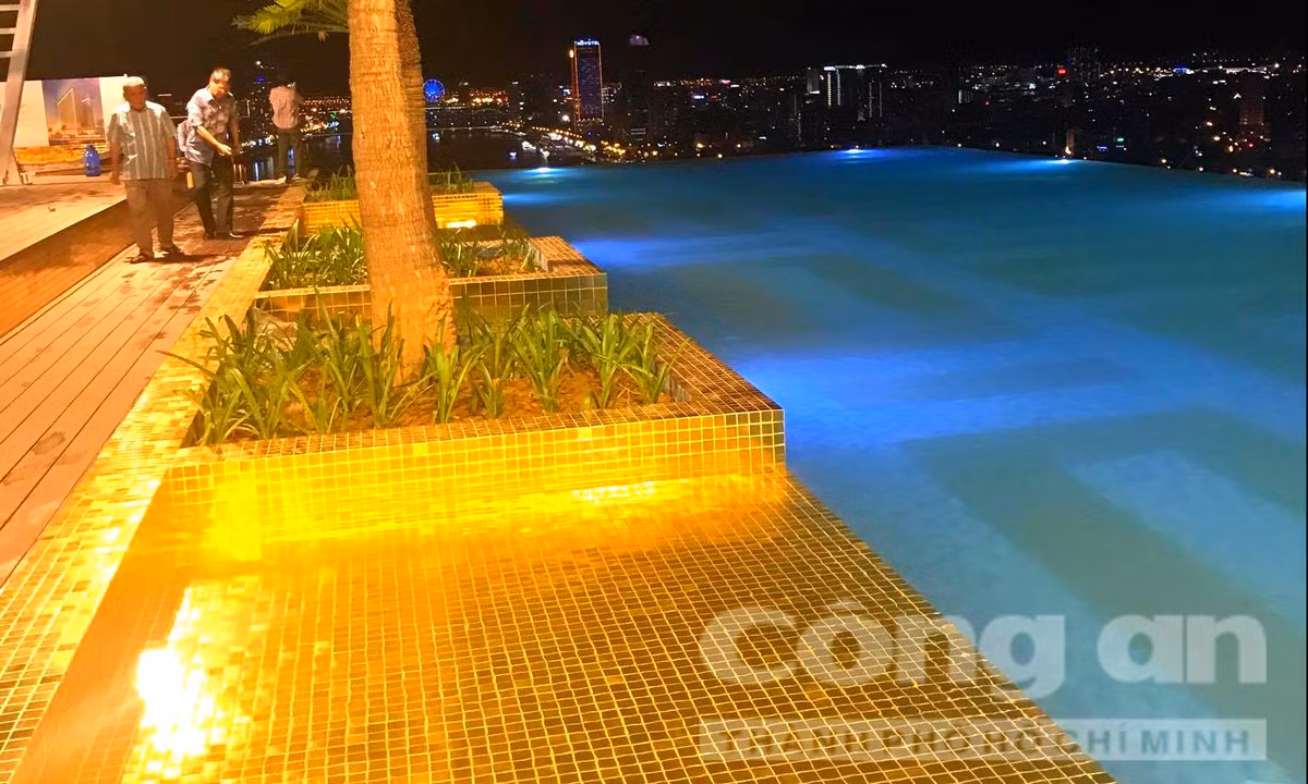 Theo thông tin từ chủ đầu tư, công trình bể bơi vô cực dát vàng trên tầng thượng khách sạn Hoa Binh Green Da Nang được dự kiến phủ vàng 680 m2... Ảnh: CA TP.HCM.