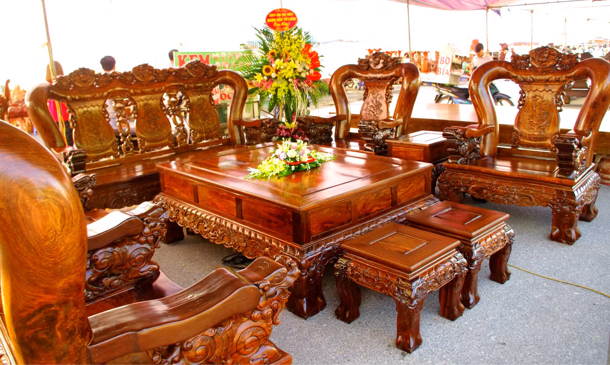 Bộ bàn ghế kỳ lân có giá 980.000.000 đồng thuộc sở hữu của ông chủ cửa hàng Mỹ nghệ Cường Quốc.