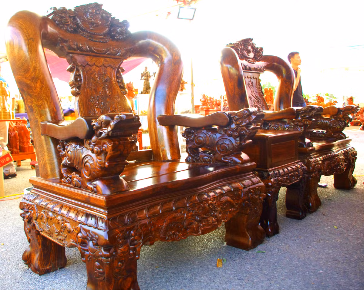 Chiếc ghế được chạm khắc hết sức cầu kỳ.