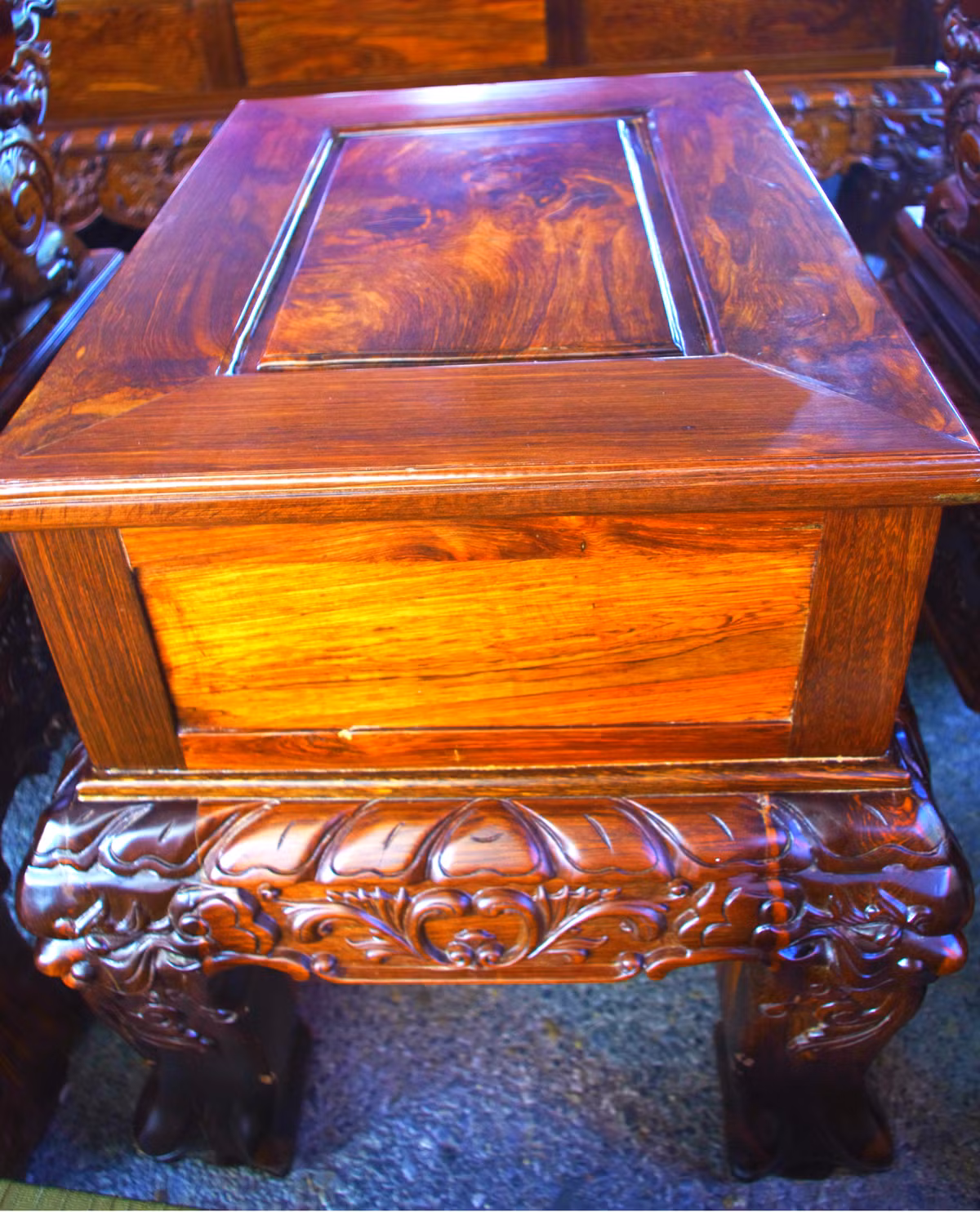 Chiếc đầu để giữa hai ghế đơn.