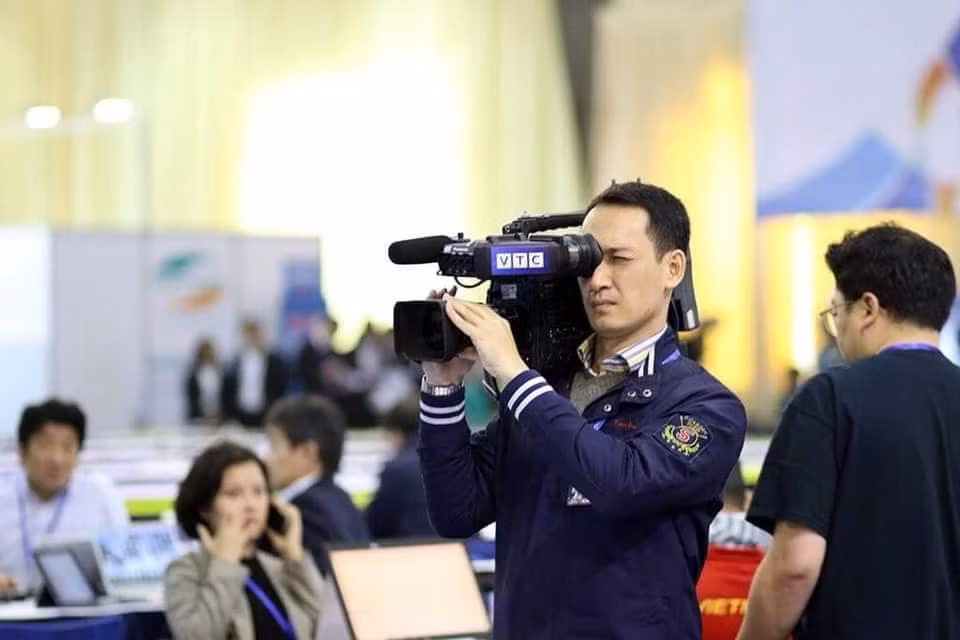 Rất nhiều cư dân mạng cho rằng, phóng viên nhà mình xét về ngoại hình, thần thái cũng chẳng kém cạnh gì so với các 'nam thần Hàn Quốc'.