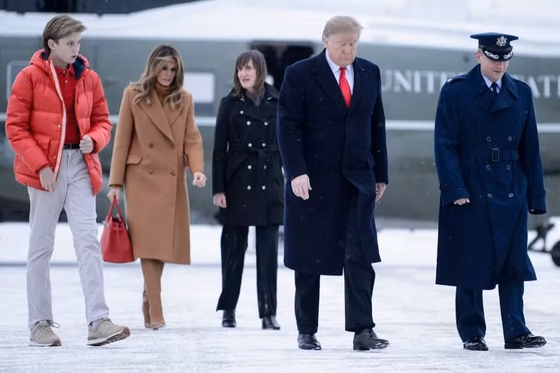 Cậu út quý tử nhà Trump luôn luôn gây chú ý với chiều cao ngày một tăng lên. Trong những hình ảnh mới đây, Barron đã cao hơn cả cha. Dựa vào chiều cao 1,90 m của Donald Trump, nhiều người ước tính rằng cậu bé hiện sở hữu chiều cao vào khoảng 1,93 m.