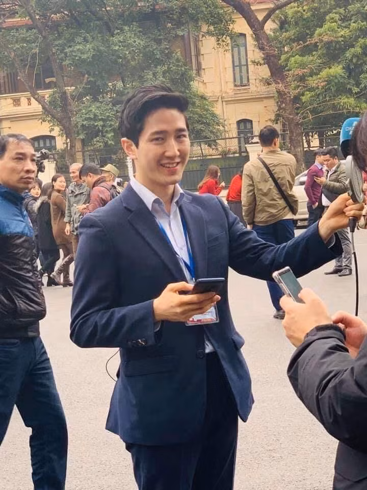 Nụ cười "tỏa sáng" của nam phóng viên "gây thương nhớ" cho bao cô gái.