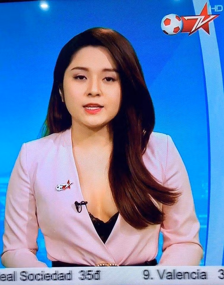 Nữ MC mặc áo vest hồng, bên trong là áo 2 dây xẻ sâu lấp ló vòng 1. Nhiều người cho rằng bộ trang phục không phù hợp khi lên dẫn chương trình.