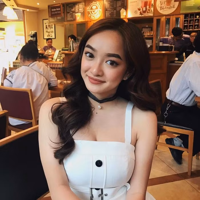 3. Kaity Nguyễn Sinh năm 1999, mới 19 tuổi nhưng vòng 1 của Kaity Nguyễn lại khiến cho không ít chị em phải “hổ thẹn”. Sở hữu chiều cao khiêm tốn nhưng Kaity Nguyễn luôn biết cách chọn trang phục để thu hút người nhìn vào khuôn ngực nảy nở của mình.