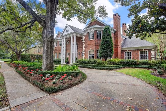 14. West University Place, Texas: West University Place tụt 3 bậc xuống vị trí thứ 14. Đây là khu vực ngoại ô của Houston. Thu nhập trung bình hộ gia đình ở đây là 330.459 USD (~7,68 tỷ đồng).