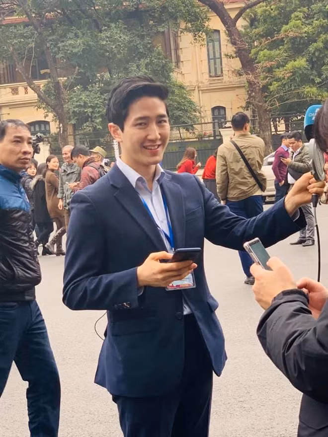Những ảnh chụp Baek Seung-woo tác nghiệp bên ngoài khách sạn Melia, Hà Nội khiến hội chị em "bấn loạn".