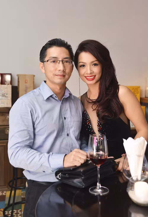Trong khi đó, cô chị Thúy Hằng lại sớm “yên bề gia thất” ở tuổi 22. Sau khi lấy chồng, cô bỏ lại sự nghiệp sau lưng để an phận làm vợ, làm mẹ.