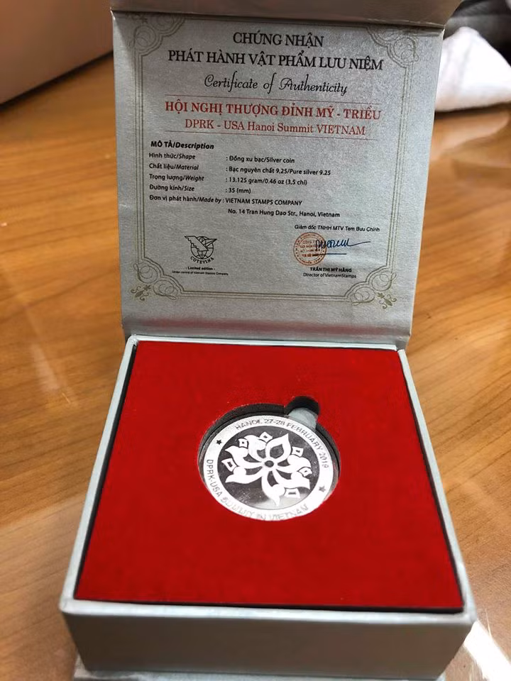 Đồng xu kỷ niệm hội nghị thượng đỉnh Mỹ-Triều do Việt Nam phát hành có tên "Hòa bình thế giới", được làm từ bạc nguyên chất, đường kính 3,5 cm.