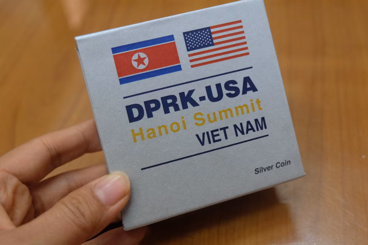 Hộp đựng đồng xu bạc cũng in cờ 2 nước Mỹ và Triều Tiên nhân dịp Hội nghị thượng đỉnh Mỹ-Triều tổ chức tại Việt Nam.