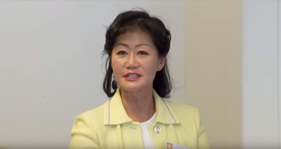 8. Thai Lee - giá trị tài sản ròng 2,3 tỷ USD Bà Thai Lee năm nay 60 tuổi và đang là CEO của SHI International, một công ty công nghệ thông tin có trụ sở tại New Jersey, Mỹ. Công ty của nữ tỷ phú Mỹ hiện có hơn 17.000 khách hàng, bao gồm ông lớn viễn thông AT&amp;T và hãng máy bay Boeing.